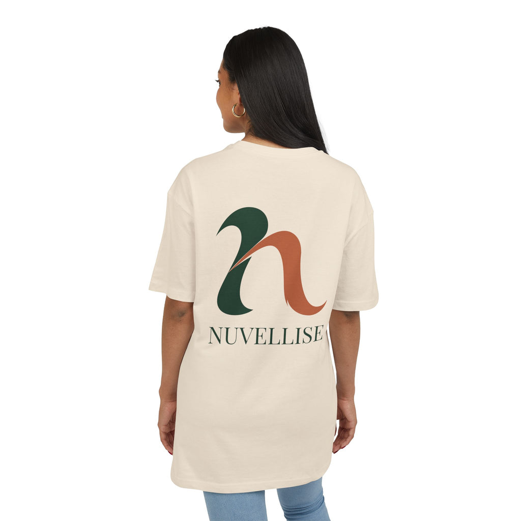 NUVELLISE Flow Oversize T-Shirt in Sand aus Baumwolle mit grünem und terrakottafarbenem Flow-Design