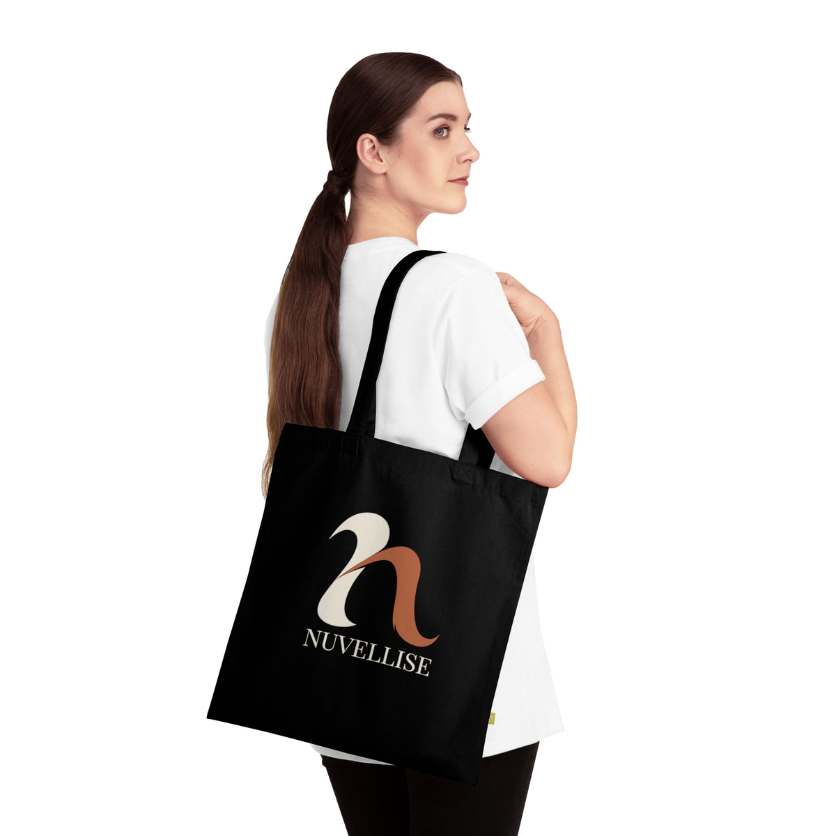 Schwarze NUVELLISE Flow Stofftasche am Model