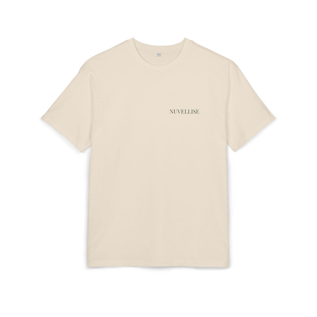 NUVELLISE Signature Oversize T-Shirt in Sand mit waldgrünem Brustschriftzug und unbedruckter Rückseite