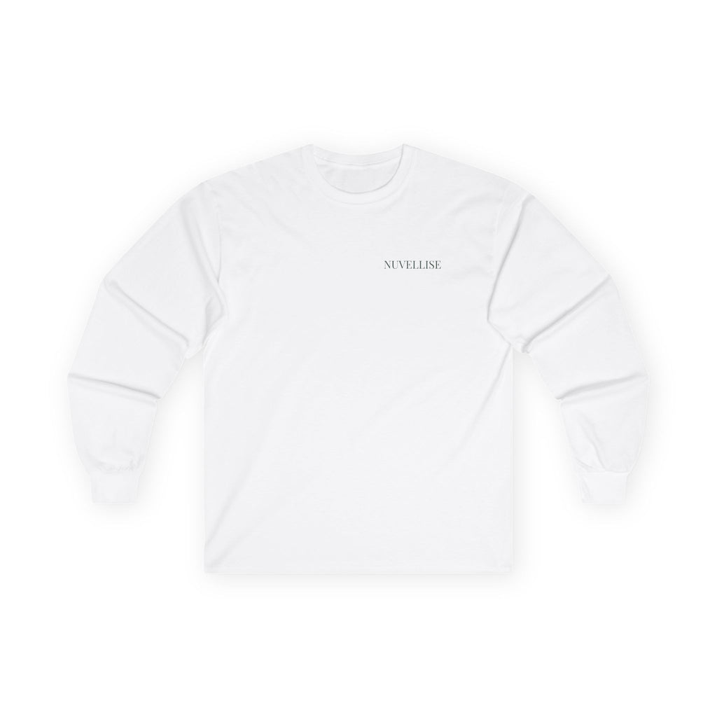 Weisses NUVELLISE Signature Longsleeve mit waldgrünem Brustschriftzug – Vorderansicht