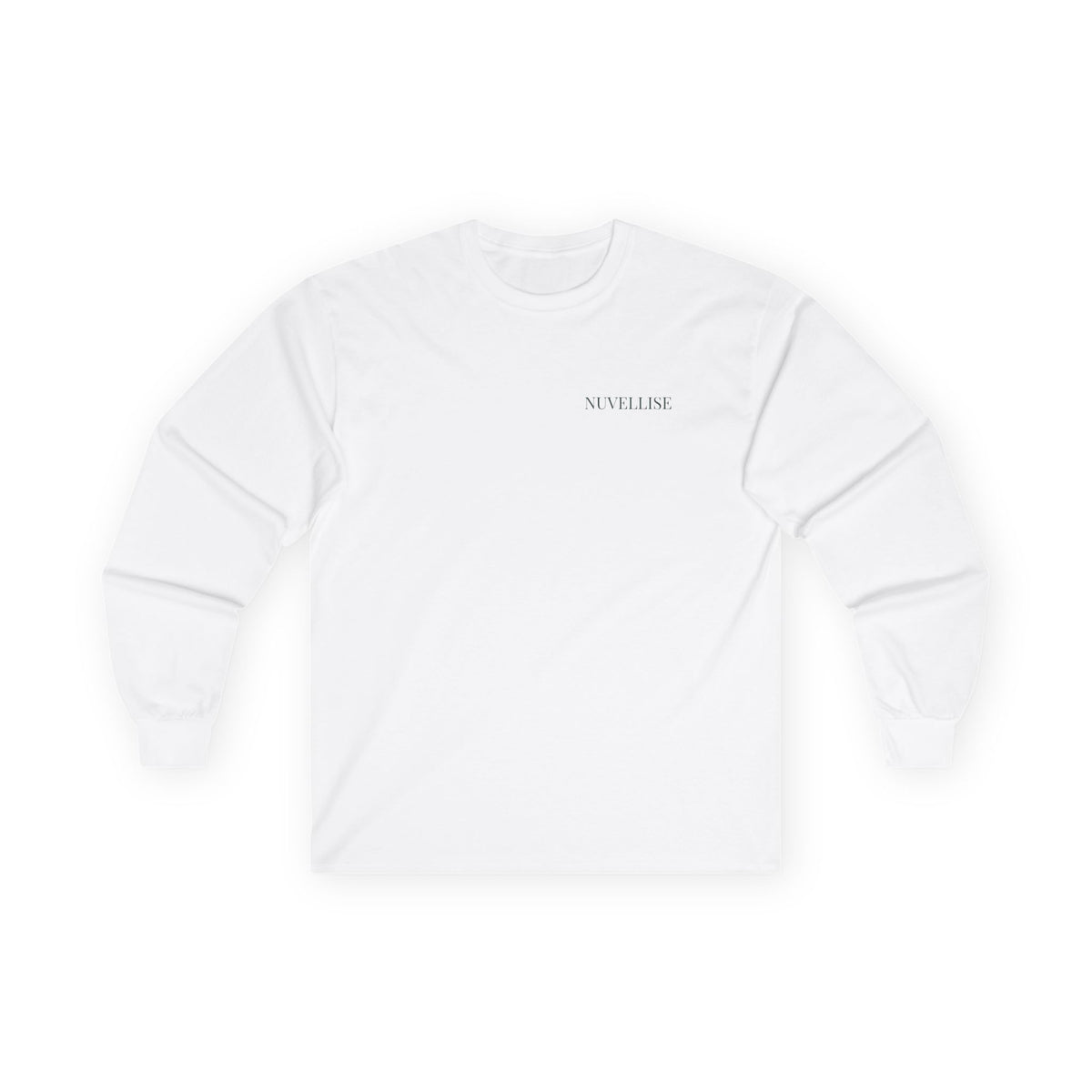 Weisses NUVELLISE Signature Longsleeve mit waldgrünem Brustschriftzug – Vorderansicht