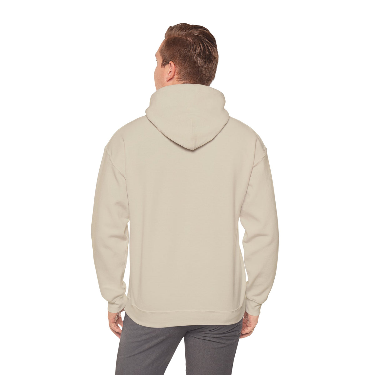 NUVELLISE Signature Hoodie in Sand am Model – unbedruckte Rückseite