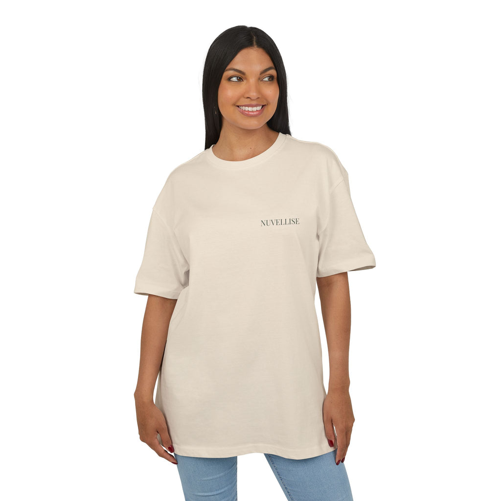 NUVELLISE Flow Oversize T-Shirt in Sand aus Baumwolle mit grünem und terrakottafarbenem Flow-Design