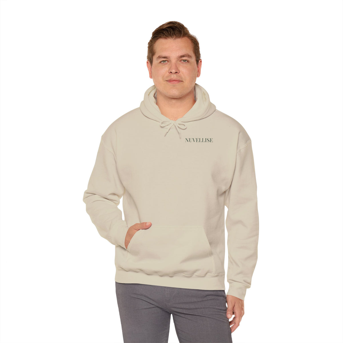 NUVELLISE Signature Hoodie in Sand am Model – Vorderseite