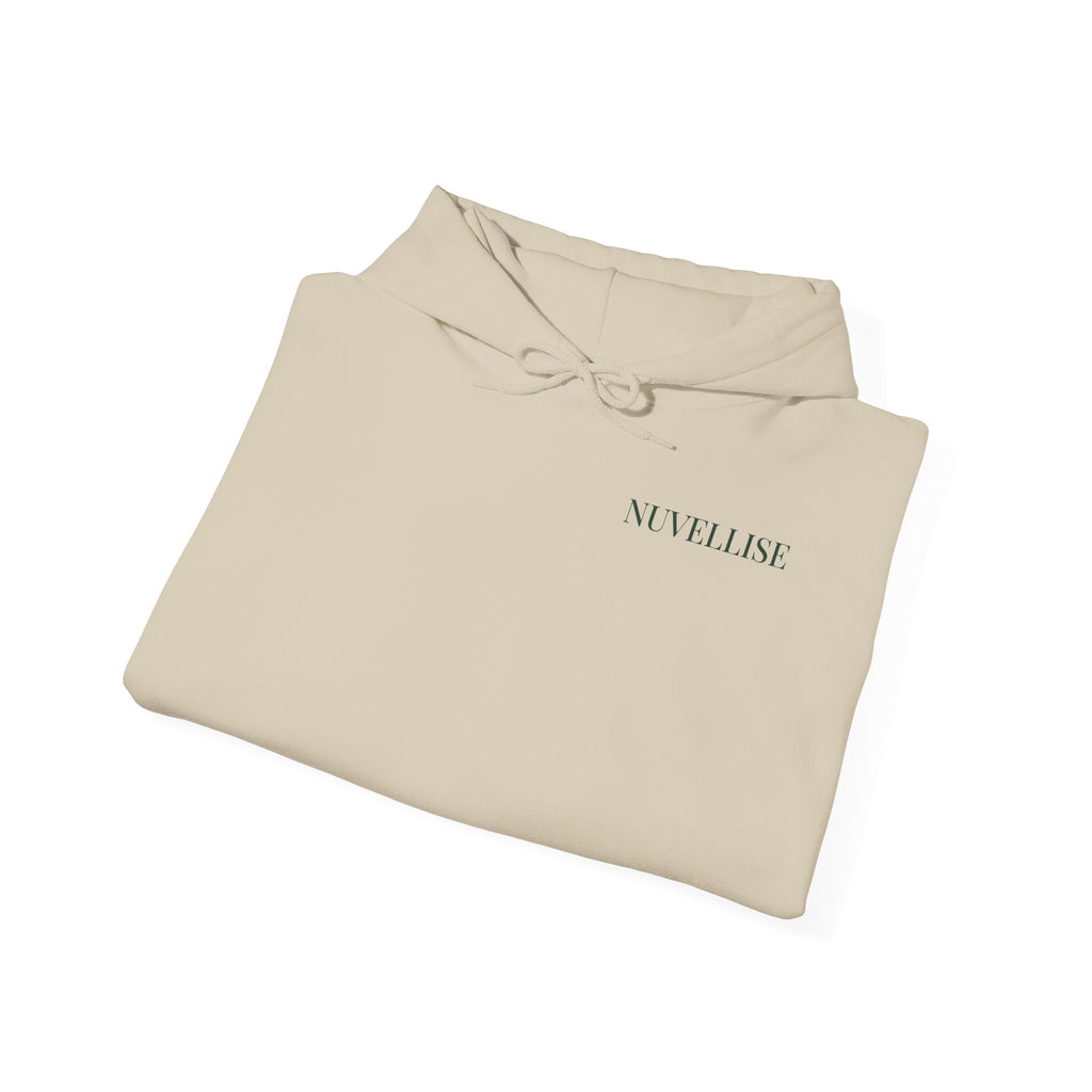 NUVELLISE Signature Hoodie in Sand – gefaltet mit grünem Brustschriftzug