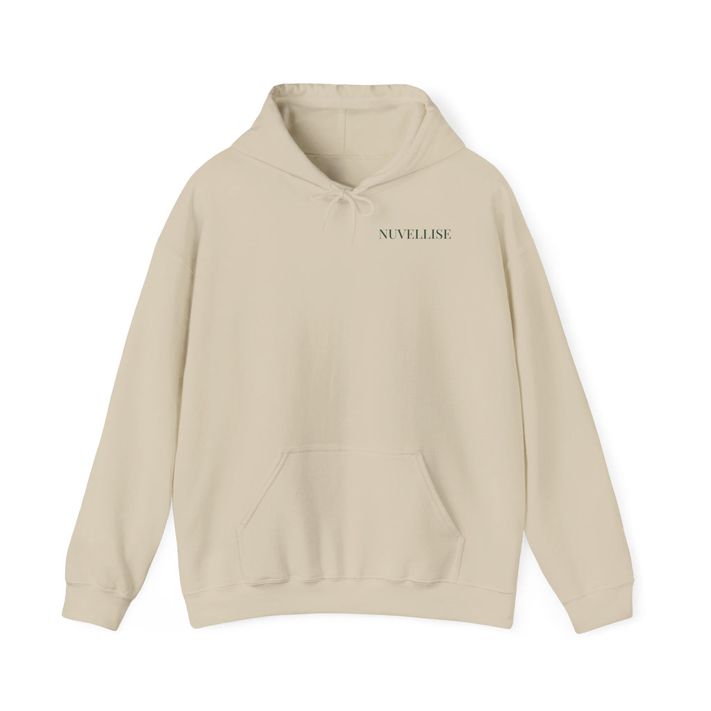 NUVELLISE Signature Hoodie in Sand – Vorderseite mit waldgrünem Brustschriftzug