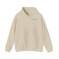 NUVELLISE Signature Hoodie in Sand – Vorderseite mit waldgrünem Brustschriftzug