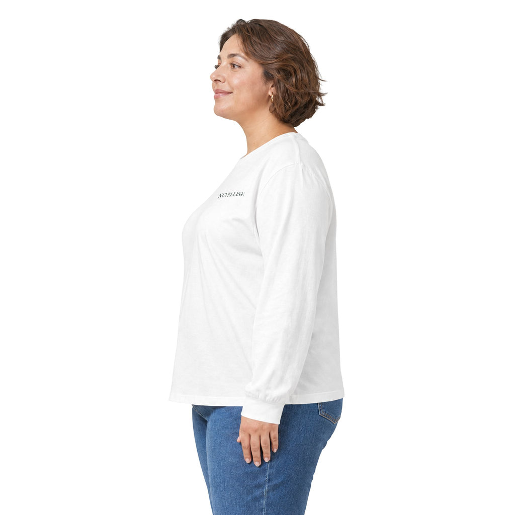 Weisses NUVELLISE Signature Longsleeve am Model